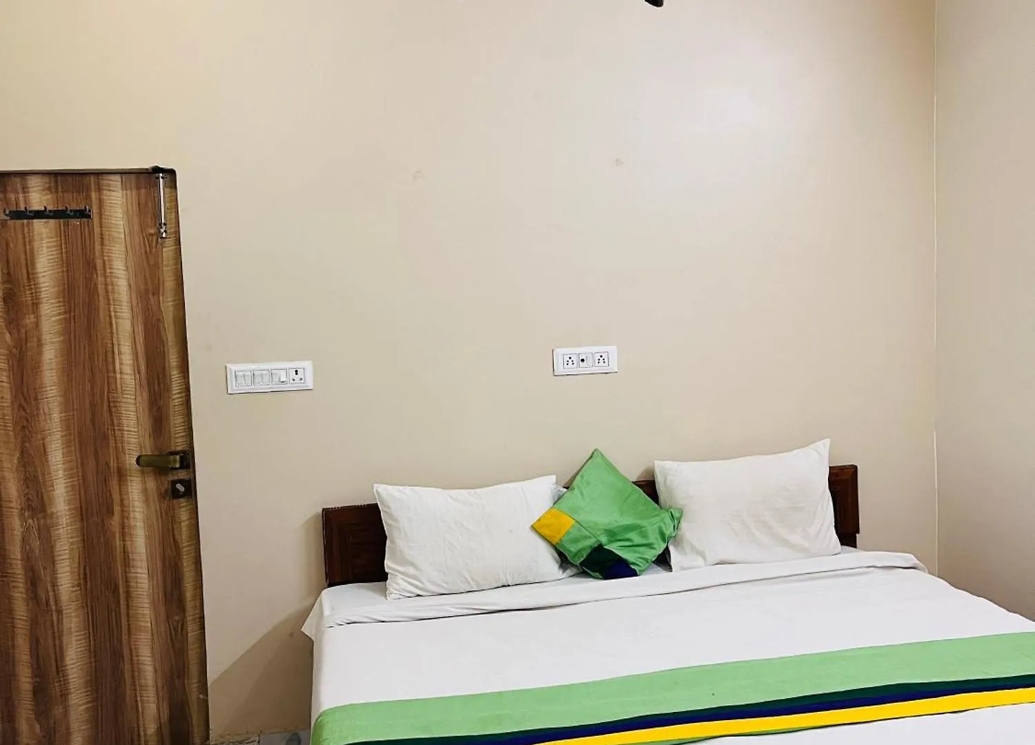 Hotel Premium Grand Fully Air Condition And Spacious Room Top Rated And Most Luxury Hotel Near Taj Mahal Agra