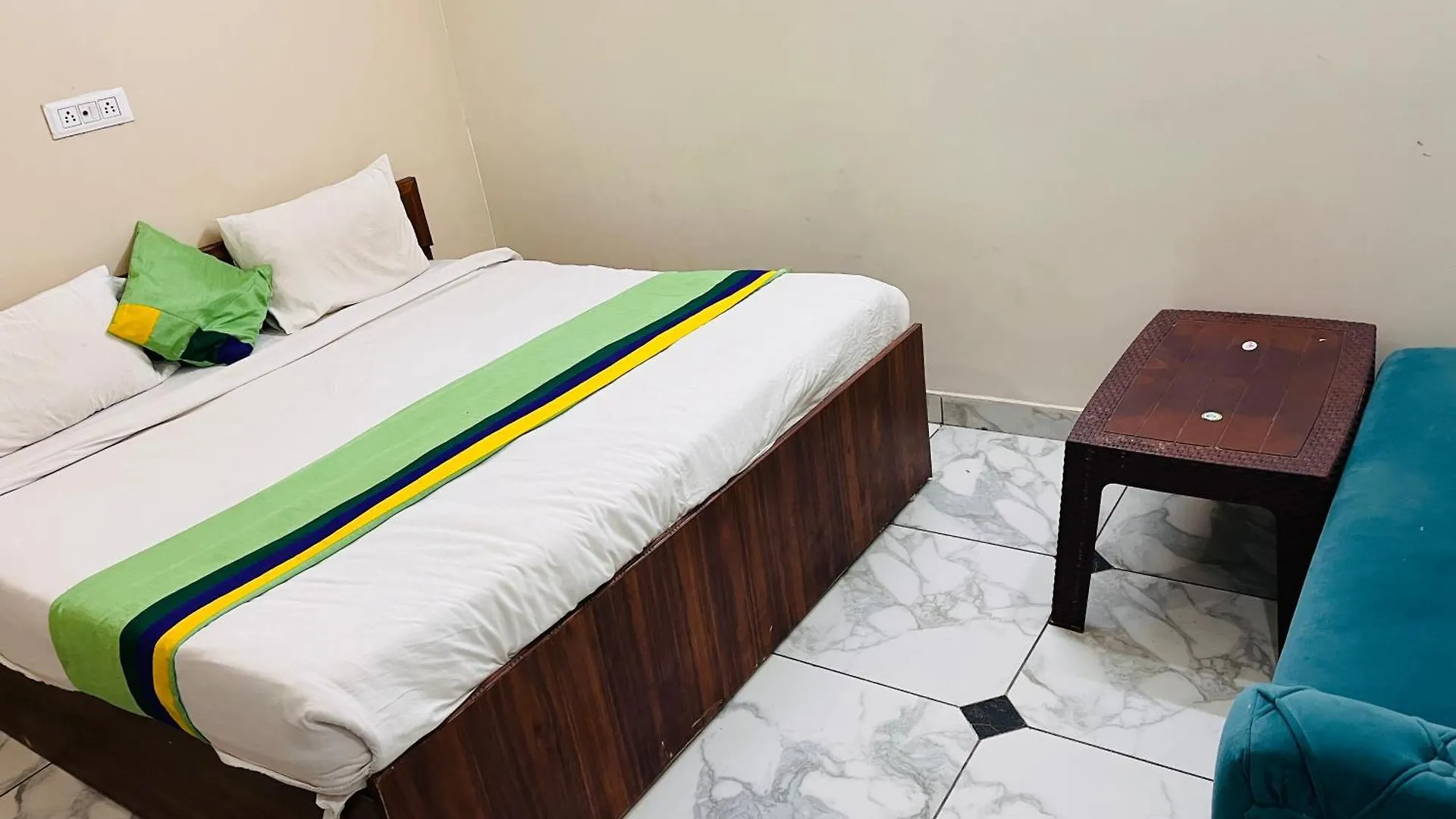 Hotel Premium Grand Fully Air Condition And Spacious Room Top Rated And Most Luxury Hotel Near Taj Mahal Agra
