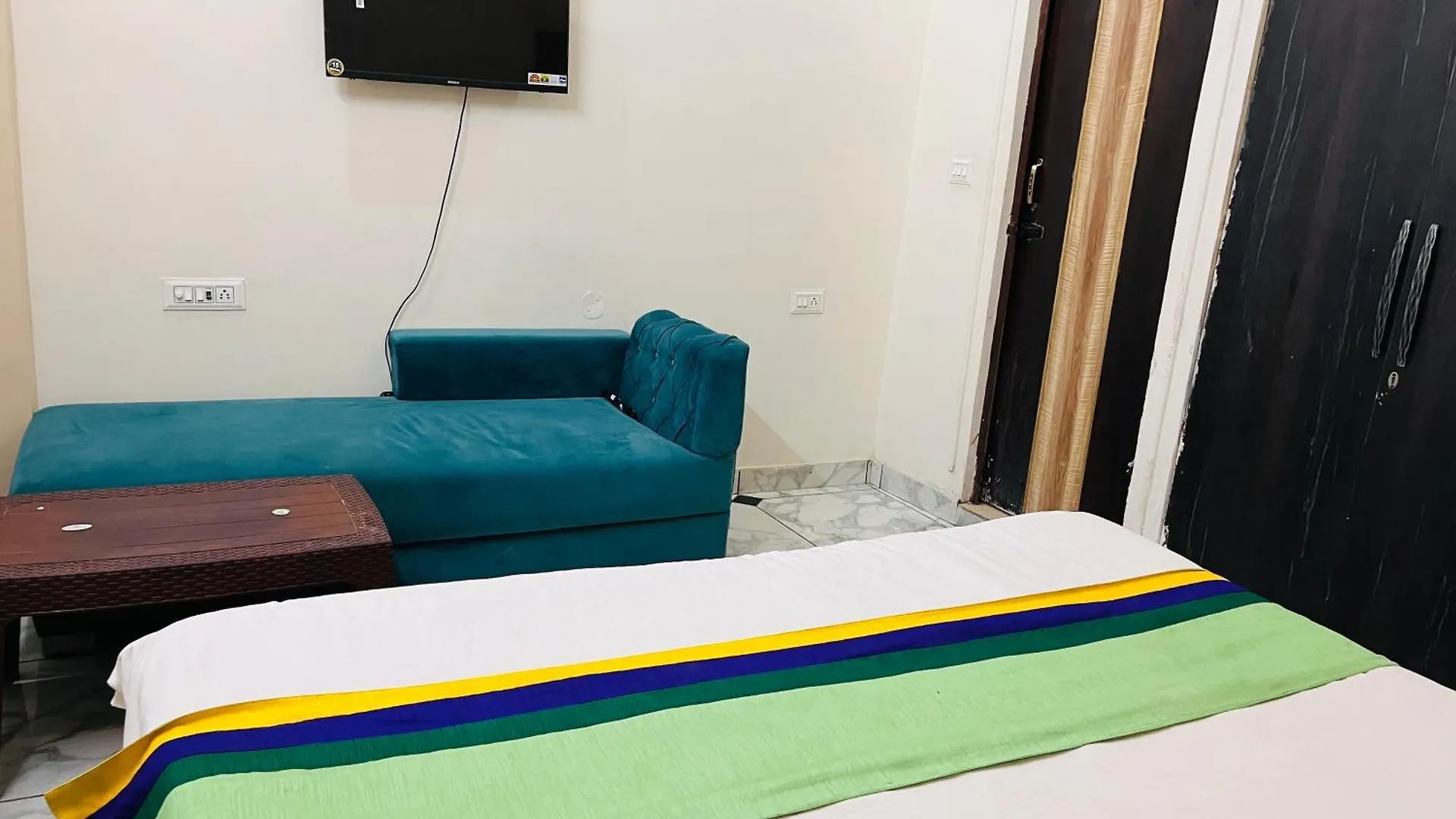 Hotel Premium Grand Fully Air Condition And Spacious Room Top Rated And Most Luxury Hotel Near Taj Mahal Agra