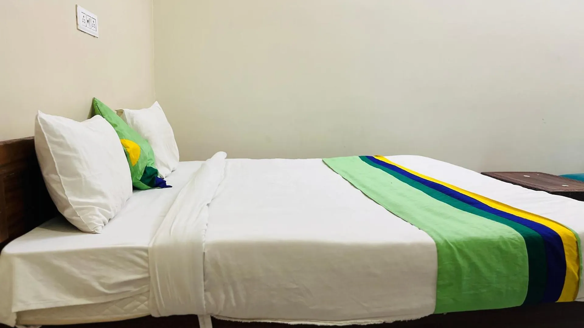 Hotel Premium Grand Fully Air Condition And Spacious Room Top Rated And Most Luxury Hotel Near Taj Mahal Agra