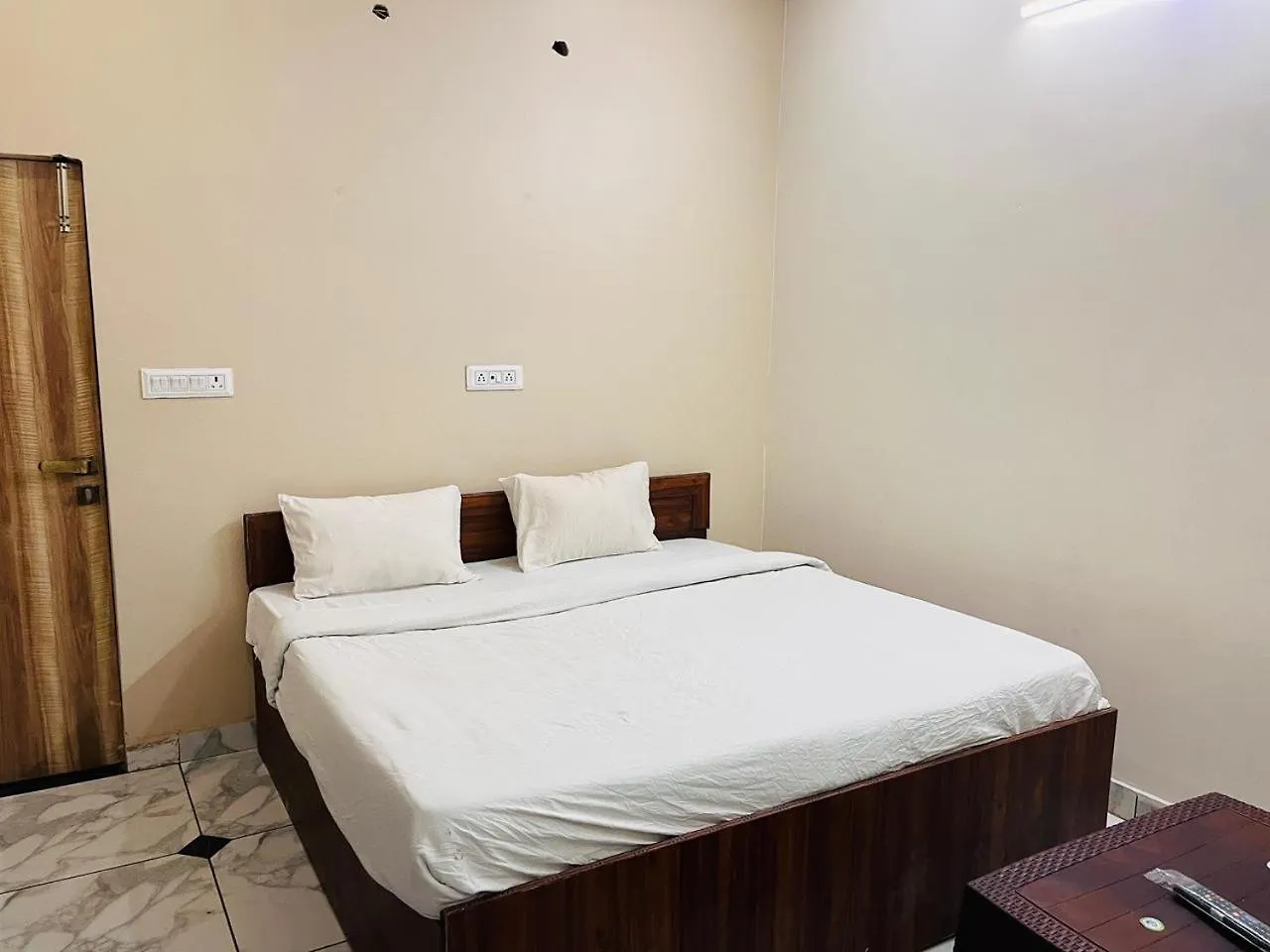 Hotel Premium Grand Fully Air Condition And Spacious Room Top Rated And Most Luxury Hotel Near Taj Mahal Agra