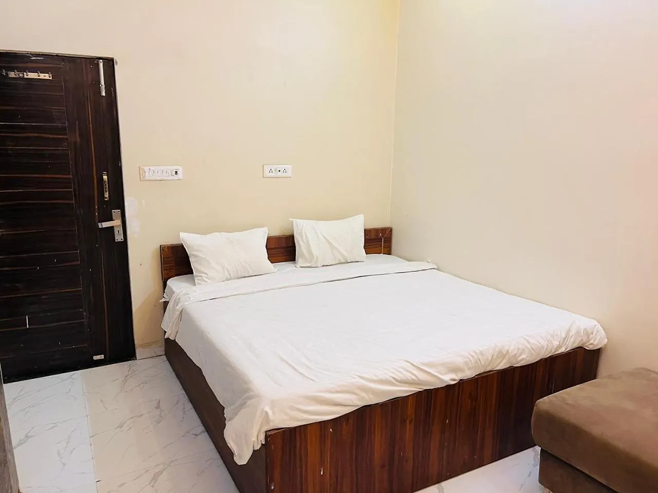 Hotel Premium Grand Fully Air Condition And Spacious Room Top Rated And Most Luxury Hotel Near Taj Mahal Agra