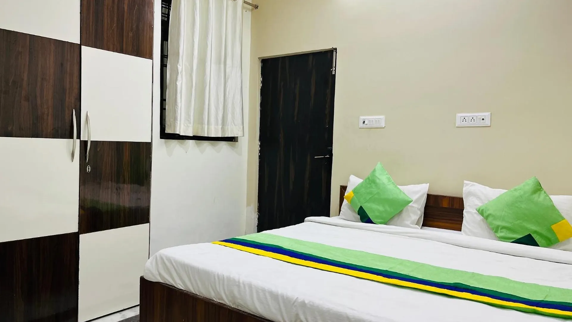 Hotel Premium Grand Fully Air Condition And Spacious Room Top Rated And Most Luxury Hotel Near Taj Mahal Agra