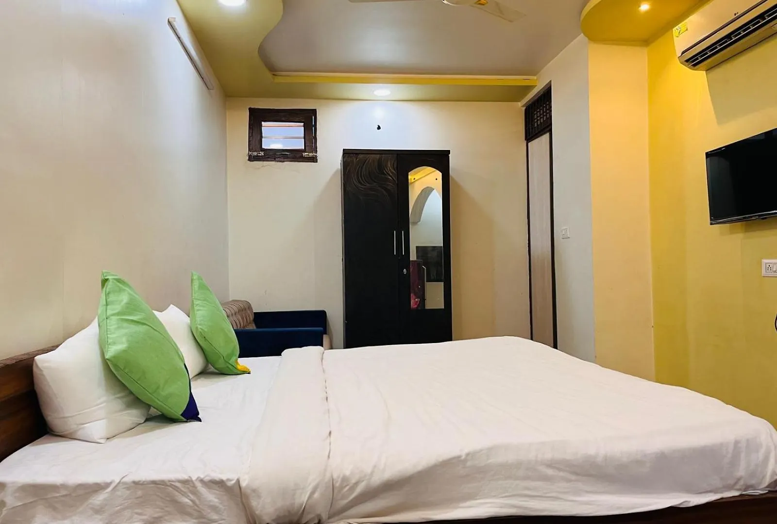 ***  Hotel Premium Grand Fully Air Condition And Spacious Room Top Rated And Most Luxury Hotel Near Taj Mahal Agra  India
