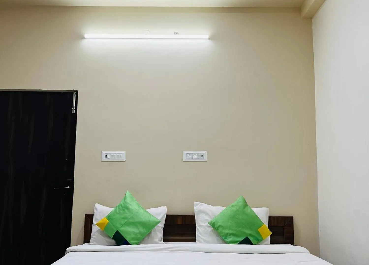 Hotel Premium Grand Fully Air Condition And Spacious Room Top Rated And Most Luxury Hotel Near Taj Mahal Agra   Agra (Uttar Pradesh)